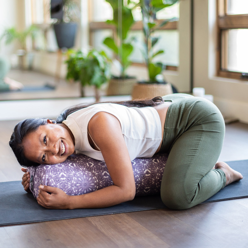 Leewadee Large Yoga Bolster – Shape-Retaining Tube Cushion for Meditation,  Bolster for Stretching, Made of Kapok